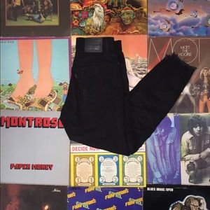 BLACK DISTRESSED LEVI JEANS